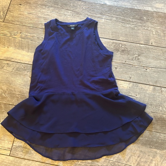 Near want peplum top - Picture 2 of 3